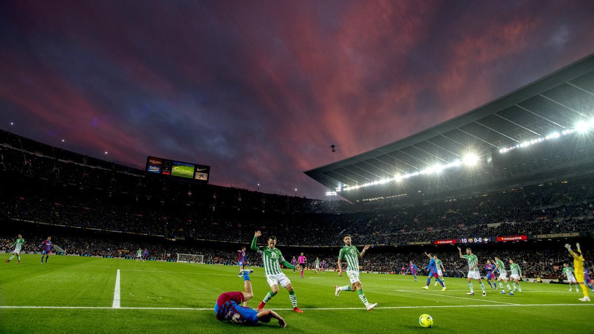Abde es derribado en el área sin consecuencias durante la segunda parte del partido de liga entre el Barça y el Betis   