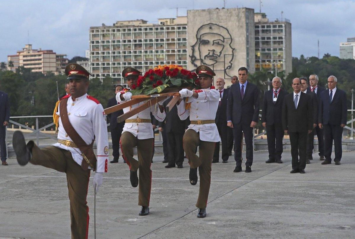 El presidente del Gobierno espanol Pedro Sanchez y el viceministro cubano de Relaciones Exteriores Rogelio Sierra durante la ofrenda foral celebrada en el monumento al procer independentista cubano Jose Marti en La Habana. EFE Juanjo Martin El presidente del Gobierno espanol Pedro Sanchez y el viceministro cubano de Relaciones Exteriores Rogelio Sierra durante la ofrenda foral celebrada en el monumento al procer independentista cubano Jose Marti en La Habana. EFE Juanjo Martin