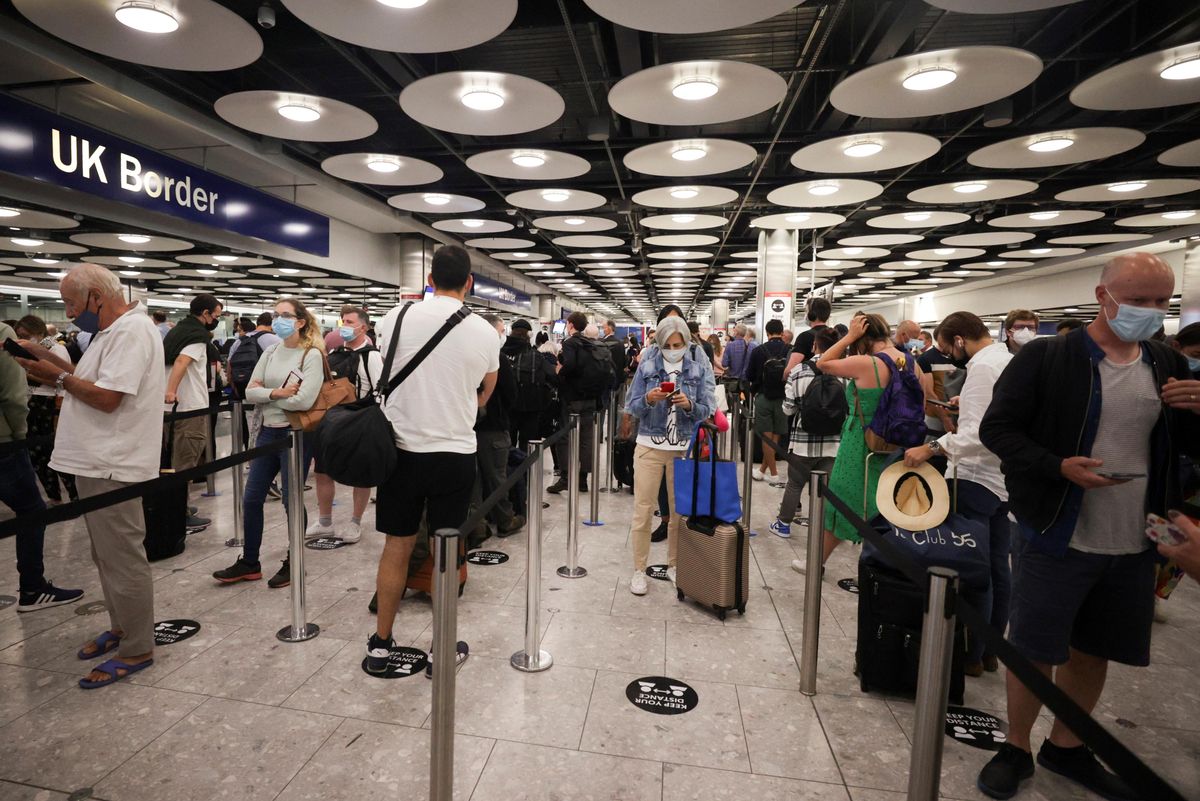 Cola de pasajeros para pasar el control de pasaportes a su llegada a la Terminal 5 del aeropuerto de Heathrow. Cola de pasajeros para pasar el control de pasaportes a su llegada a la Terminal 5 del aeropuerto de Heathrow.