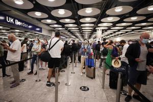 Cola de pasajeros para pasar el control de pasaportes a su llegada a la Terminal 5 del aeropuerto de Heathrow.