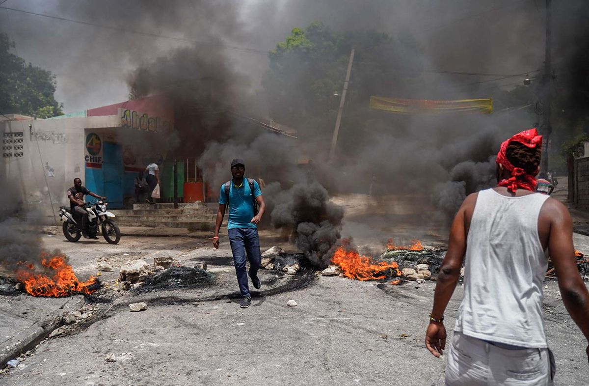 Haitianos protestando en las calles de Puerto Príncipe, Haití Haitianos protestando en las calles de Puerto Príncipe, Haití