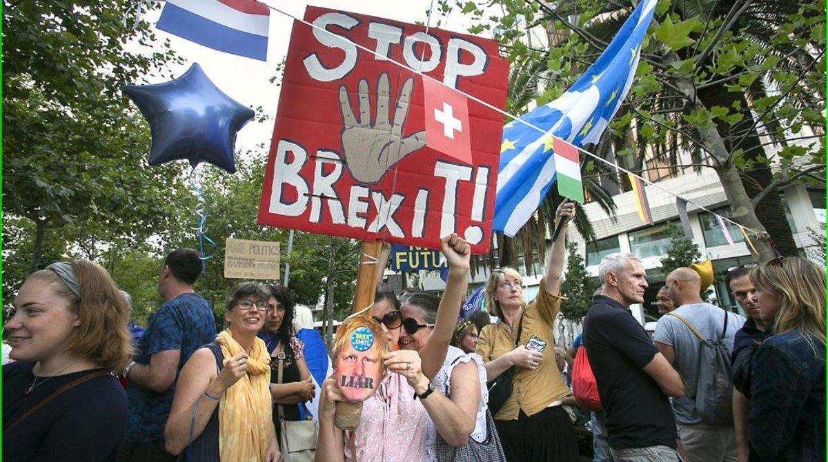 Manifestación de ciudadanos británicos contra el ’brexit’, este lunes en Barcelona. Manifestación de ciudadanos británicos contra el ’brexit’, este lunes en Barcelona.