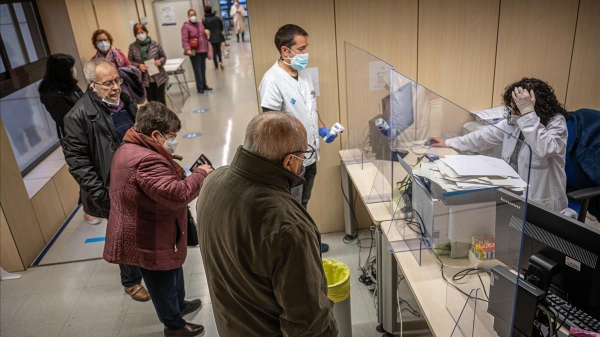 Pacientes hacen cola en el punto de información del CAP de Sant Martí de Provençals de Barcelona, este viernes. Pacientes hacen cola en el punto de información del CAP de Sant Martí de Provençals de Barcelona, este viernes.