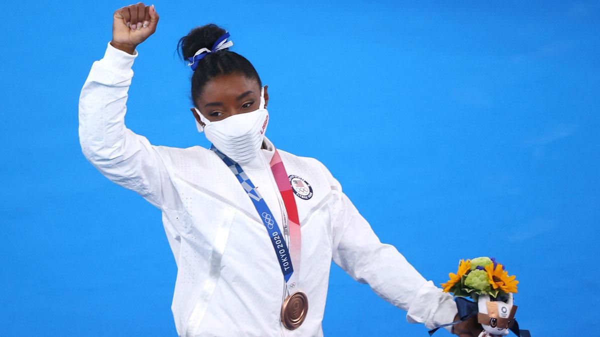 Simone Biles con la medalla de bronce conseguida en la barra de equilibrio. Simone Biles con la medalla de bronce conseguida en la barra de equilibrio.