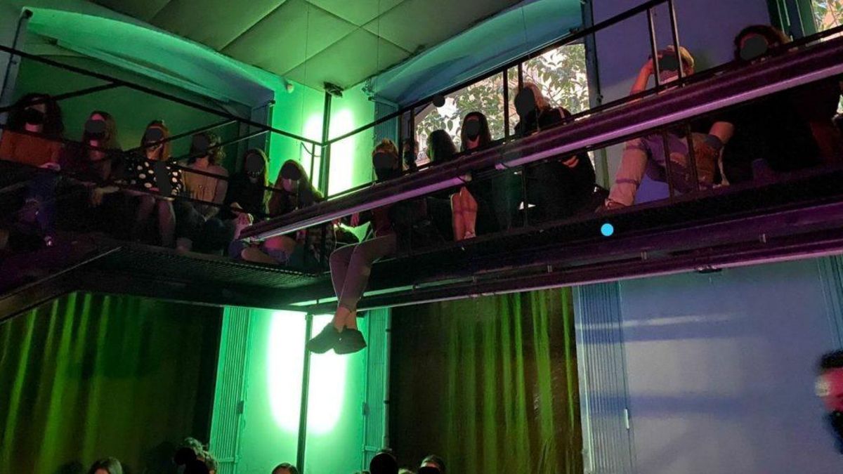 La Guardia Urbana clausura una fiesta ilegal en un bar del distrito de Ciutat Vella. La Guardia Urbana clausura una fiesta ilegal en un bar del distrito de Ciutat Vella.