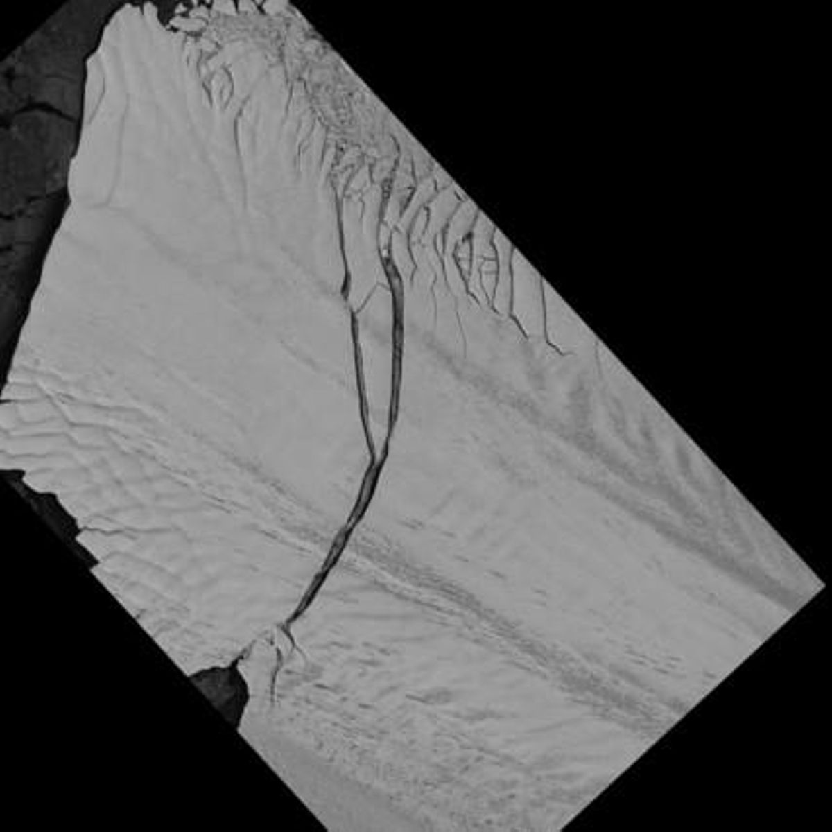 El nuevo iceberg surgido del glaciar Pine Island, fotografiado por el satélite aleman TerraSar-X. El nuevo iceberg surgido del glaciar Pine Island, fotografiado por el satélite aleman TerraSar-X.