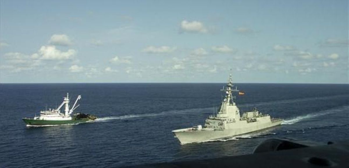 La fragata ’Méndez Nuñez’ escolta a un atunero español en aguas de Somalia, en el 2008. La fragata ’Méndez Nuñez’ escolta a un atunero español en aguas de Somalia, en el 2008.