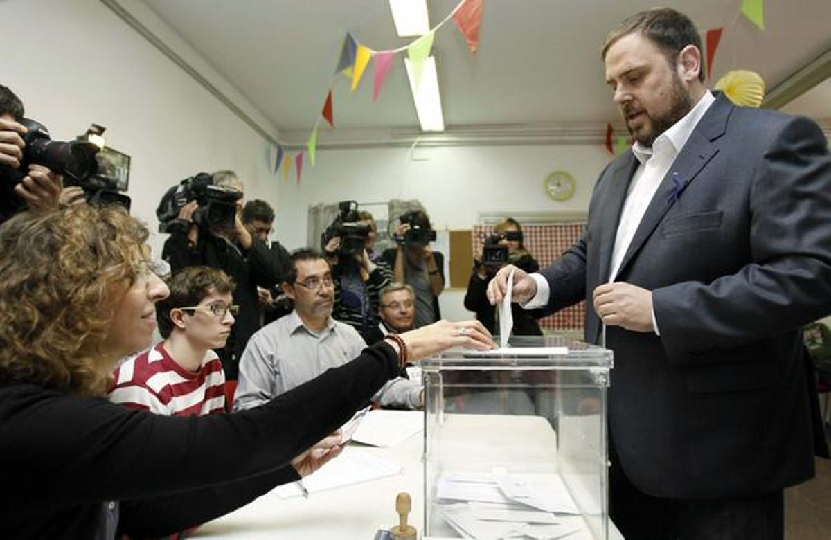 GRA019. SANT VICENÇ DELS HORTS (BARCELONA), 25/11/2012.- El candidato de ERC (Esquerra Republicana de Catalunya), a la presidencia de la Generalitat, Oriol Junqueras, durante su votación hoy en un colegio electoral de la población de Sant Vicenç delsd Horts (Barcelona). EFE/Andreu Dalmau GRA019. SANT VICENÇ DELS HORTS (BARCELONA), 25/11/2012.- El candidato de ERC (Esquerra Republicana de Catalunya), a la presidencia de la Generalitat, Oriol Junqueras, durante su votación hoy en un colegio electoral de la población de Sant Vicenç delsd Horts (Barcelona). EFE/Andreu Dalmau