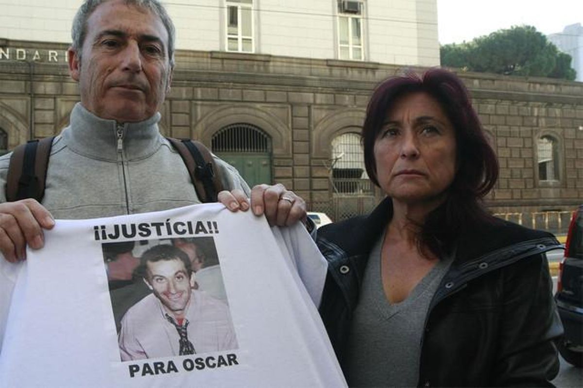 José Antonio Sánchez, el hermano de Óscar, y su esposa reclaman su libertad ante la prisión de Nápoles el pasado 8 de diciembre. José Antonio Sánchez, el hermano de Óscar, y su esposa reclaman su libertad ante la prisión de Nápoles el pasado 8 de diciembre.