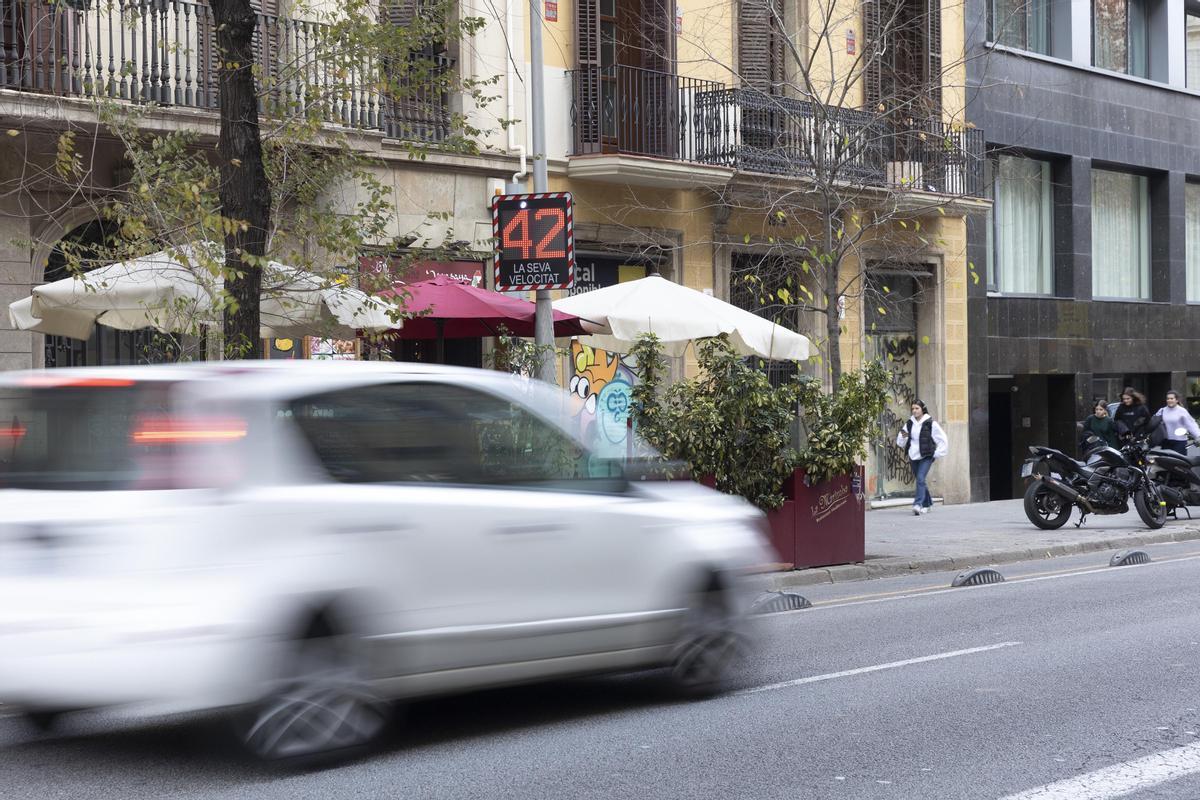Radar situado en la confluencia de las calles Pau Claris y Aragó, en Barcelona.