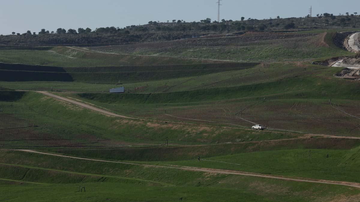 El antiguo Vall d’en Joan, hoy más bien una meseta con cumbres de 100 metros de basura, 15 años después de que fuera clausurado el vertedero. El antiguo Vall d’en Joan, hoy más bien una meseta con cumbres de 100 metros de basura, 15 años después de que fuera clausurado el vertedero.