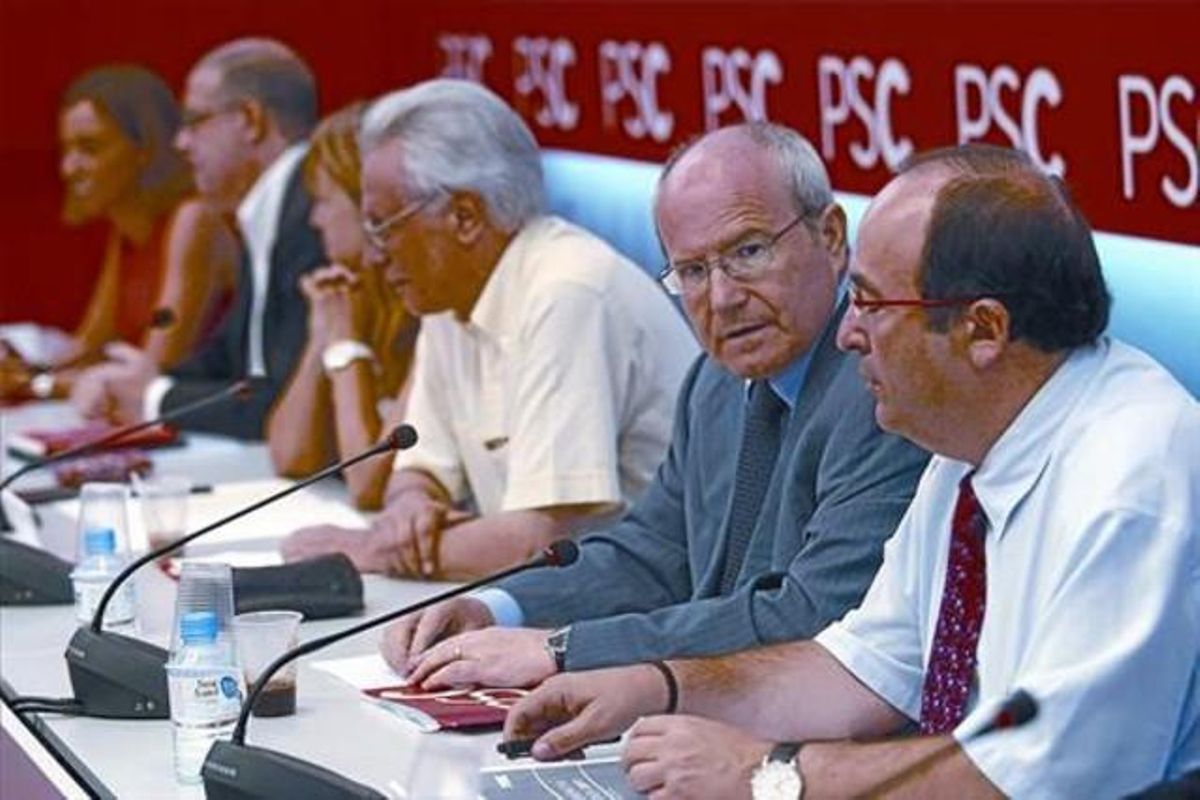José Montilla habla con Miquel Iceta, en primer plano, durante la reunión de la ejecutiva del PSC del pasado lunes. José Montilla habla con Miquel Iceta, en primer plano, durante la reunión de la ejecutiva del PSC del pasado lunes.
