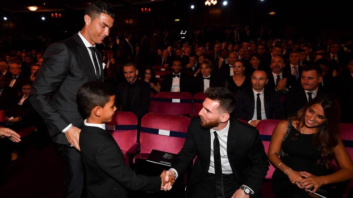 El hijo de Cristiano saluda a Messi en presencia de su padre y Antonella, en Londres.