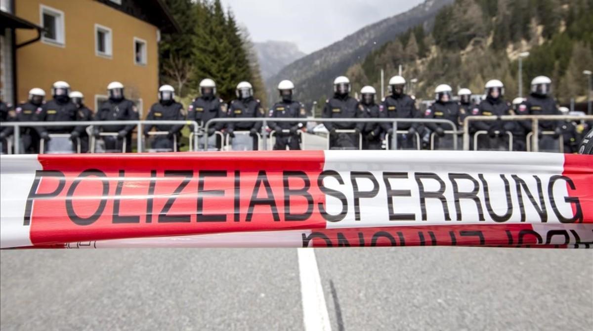 Policías desplegados en la frontera entre Austria e Italia durante una protesta en el 2016. Policías desplegados en la frontera entre Austria e Italia durante una protesta en el 2016.