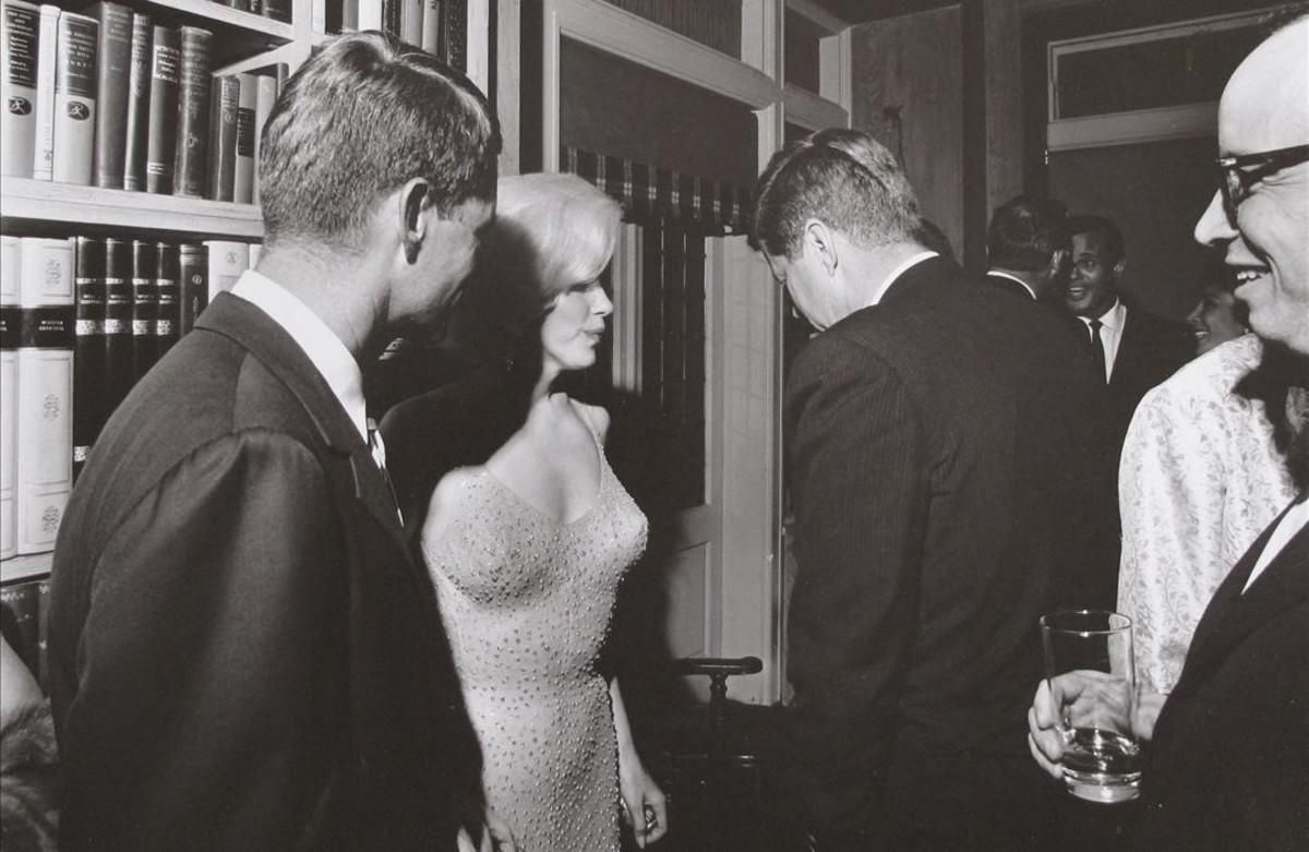 Marilyn Monroe, entre Robert y John Kennedy, de los que fue amante, aquella icónica noche de mayo de 1962. Marilyn Monroe, entre Robert y John Kennedy, de los que fue amante, aquella icónica noche de mayo de 1962.