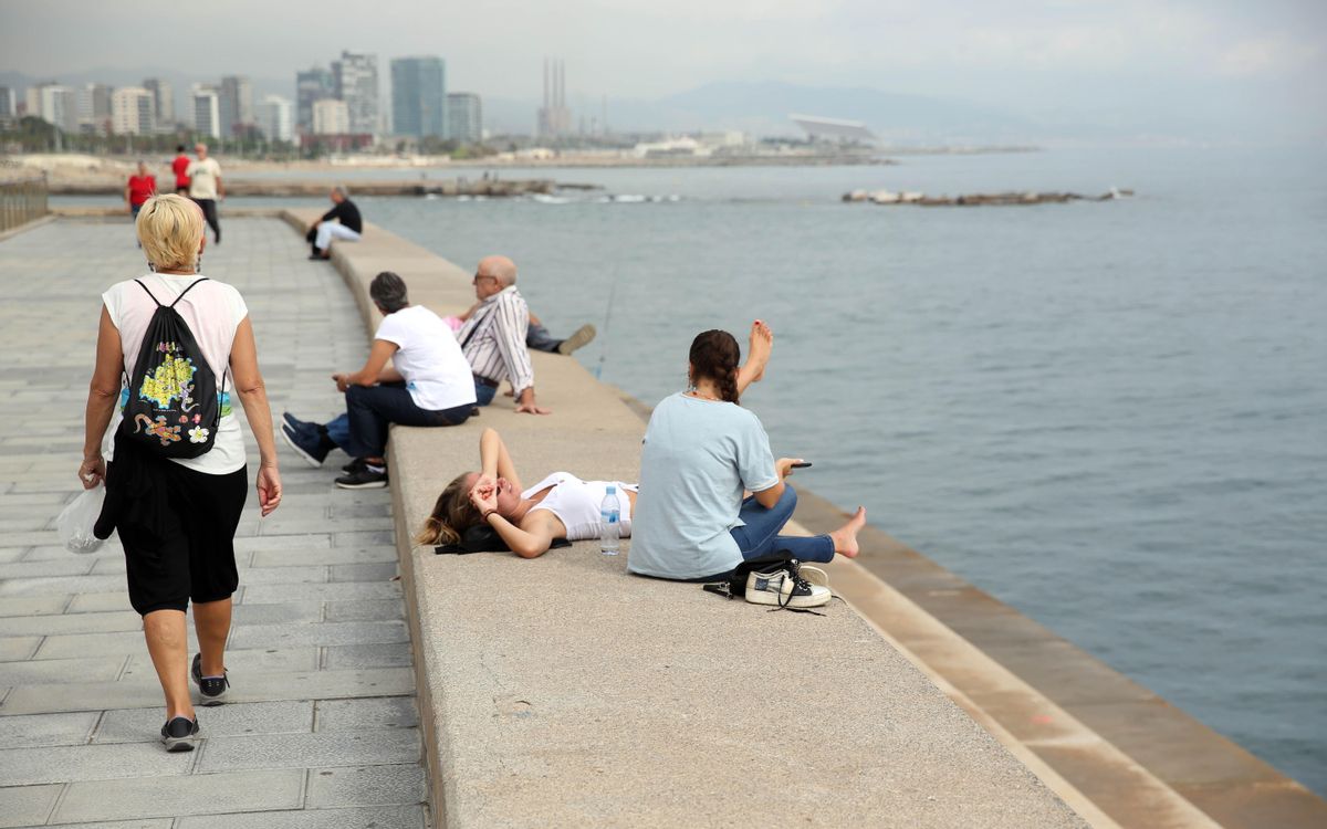 Gente descansando en la escullera del Poble Nou, en Barcelona. Gente descansando en la escullera del Poble Nou, en Barcelona.