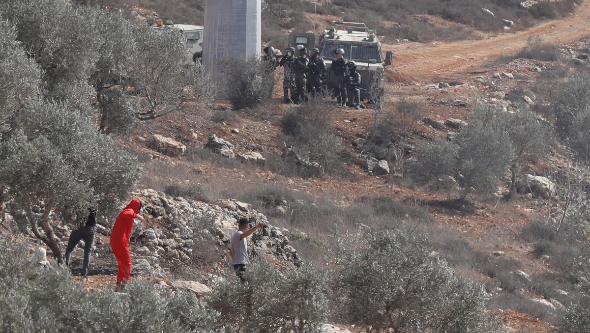 Varios palestinos lanzan piedras a los soldadados israelís durante una protesta contra los asentamientos judíos en Cisjordania Varios palestinos lanzan piedras a los soldadados israelís durante una protesta contra los asentamientos judíos en Cisjordania