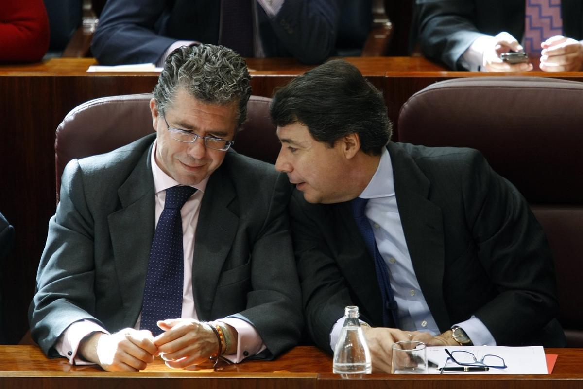 Ignacio González y Francisco Granados charlando en la Asamblea de la Comunidad en 2010.