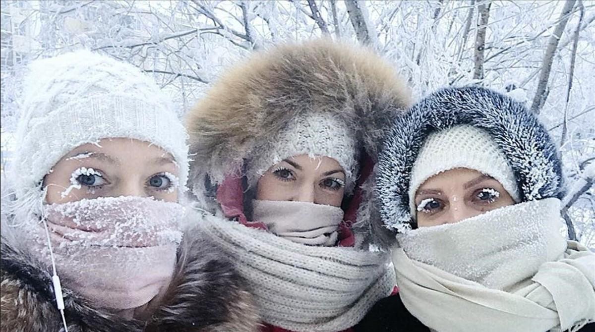 Tres amigas posan para un ’selfie’ en Yakutia.