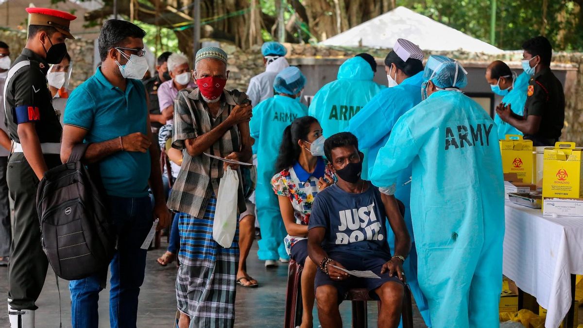 Miembros del Ejército de Sri Lanka administran la segunda dosis de astrazeneca en Colombo, el pasado día 2. Miembros del Ejército de Sri Lanka administran la segunda dosis de astrazeneca en Colombo, el pasado día 2.