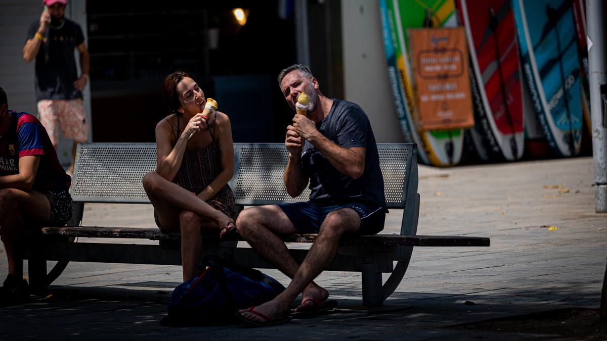 Una pareja disfruta de un helado en Barcelona. 
