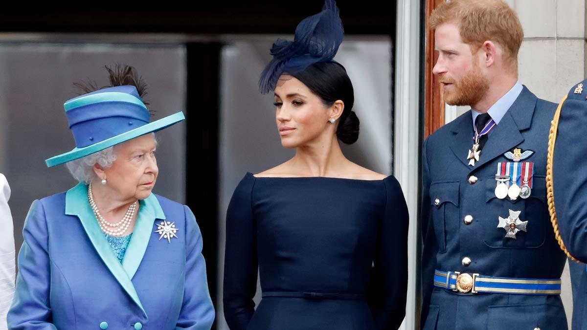 Enrique y Meghan, junto a la reina Isabel, durante el desfile de las fuerzas aéreas en el palacio de Buckingham, en julio de 2018.