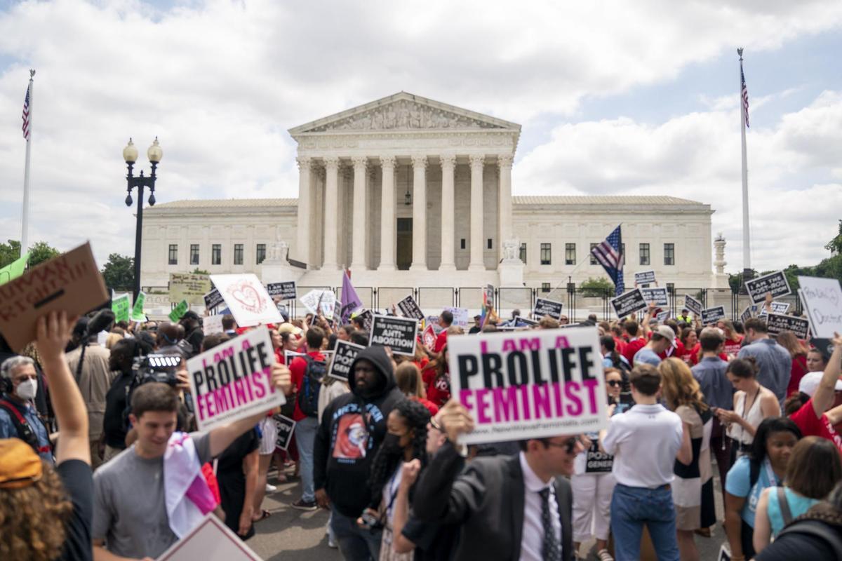 Activistas anti y proaborto protestan frente a la Corte Suprema en Washington, 24 de junio de 2022. EFE/EPA/SHAWN THEW
