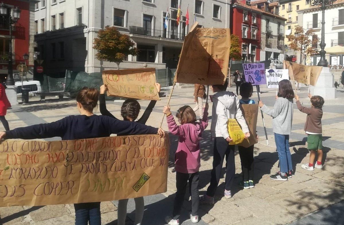 Fotografía facilitada por la familia de Clara García que muestra la niña activista de 11 años durante una concentración el pasado domingo y que forma parte de la lucha contra la crisis climática. Fotografía facilitada por la familia de Clara García que muestra la niña activista de 11 años durante una concentración el pasado domingo y que forma parte de la lucha contra la crisis climática.