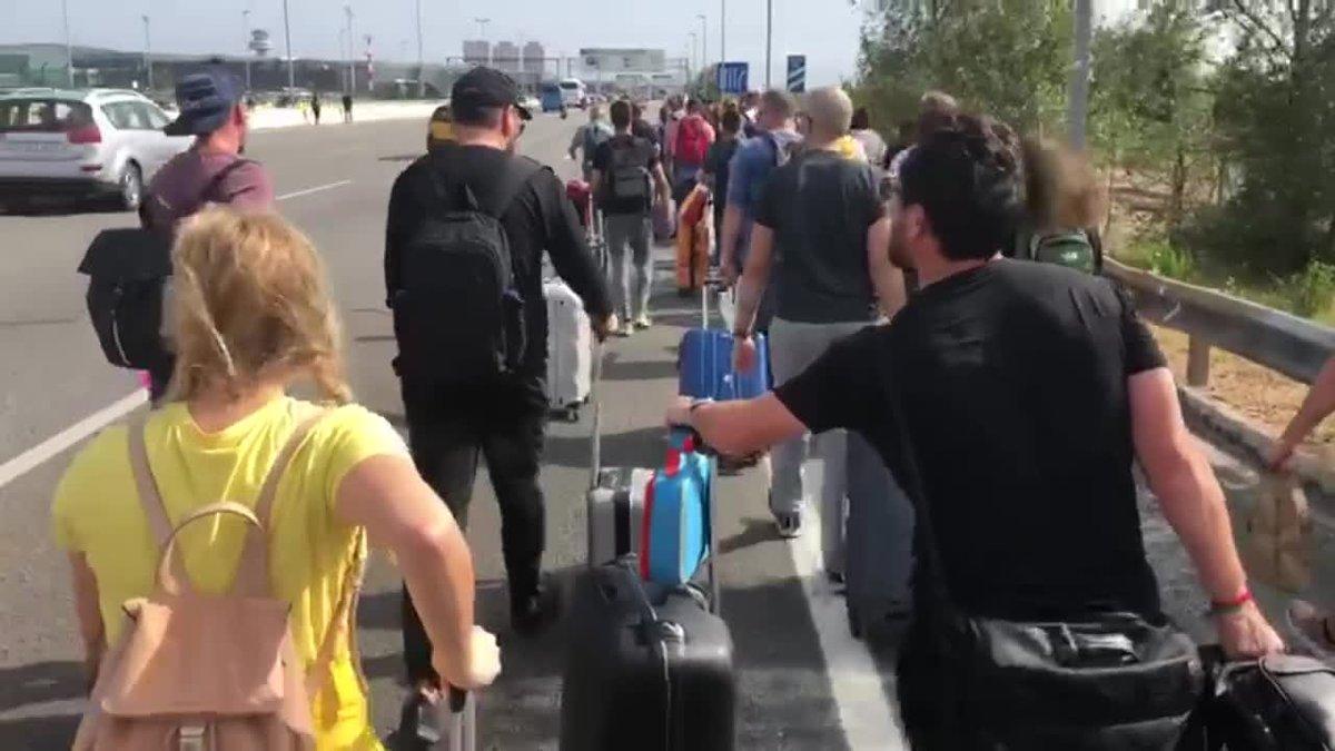 los usuarios del aeropuerto entran y salen a pie por el bloqueo 1