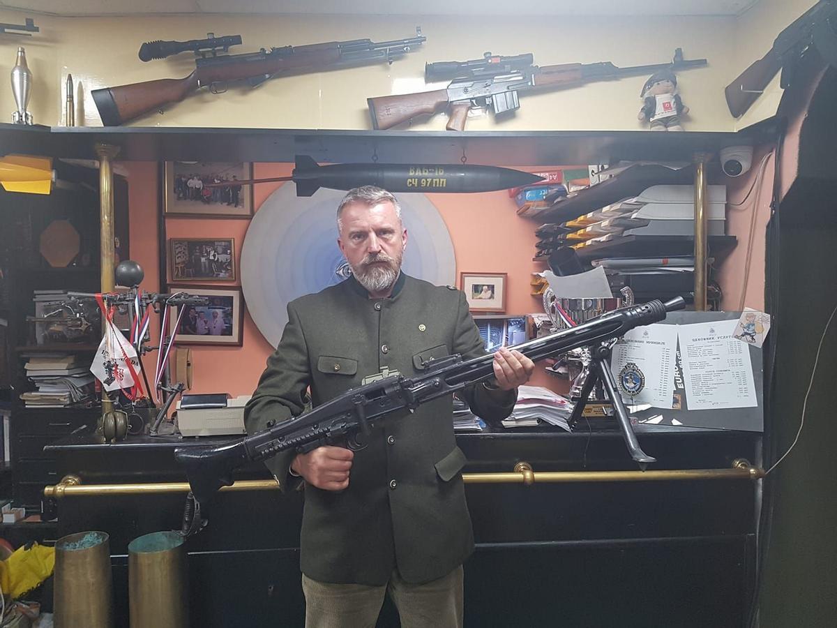 El excónsul honorario de Rusia en Montenegro, Boro Djukic, posa con un arma en una imagen colgada en sus redes sociales.