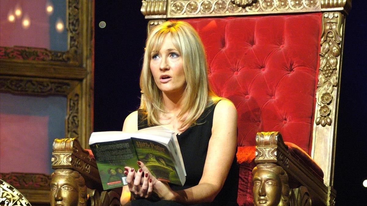 J. K. Rowling con un libro de ’Harry Potter’ en el 2006 J. K. Rowling con un libro de ’Harry Potter’ en el 2006
