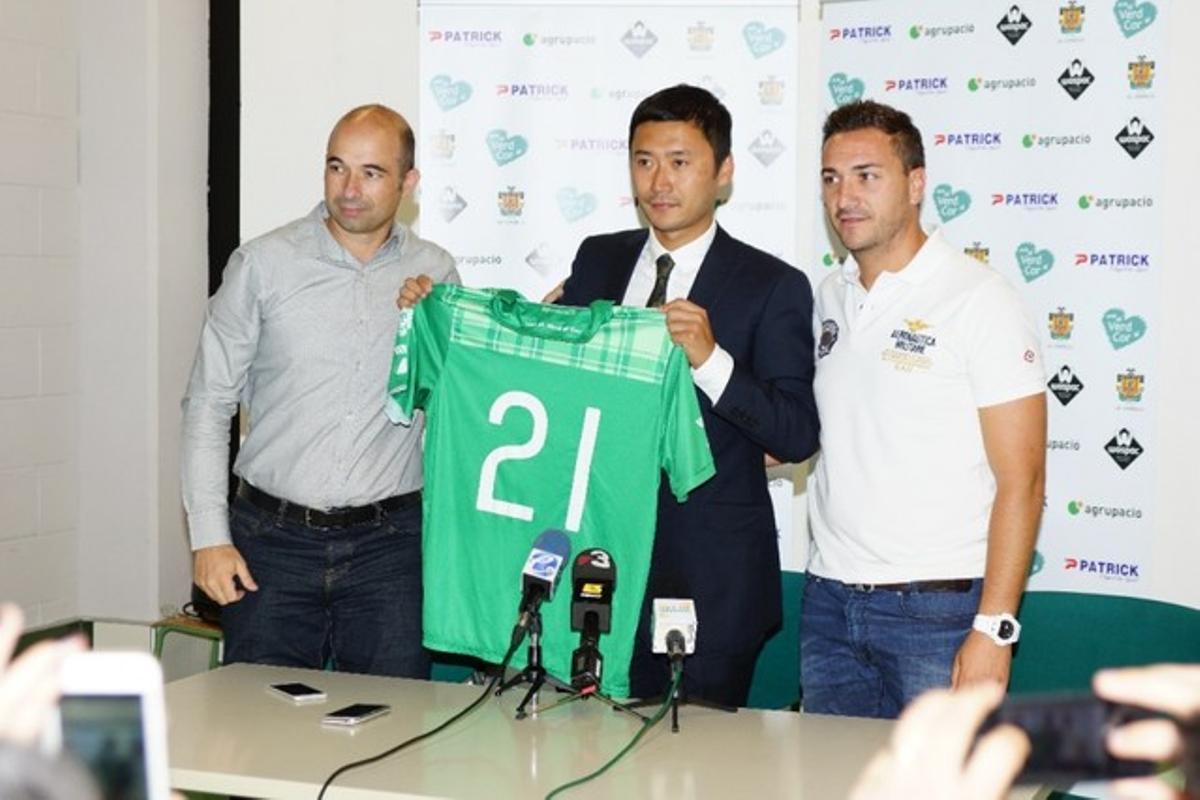 El centrocampista chino Gao Lei Lei en el momento de formalizar la incorporación al Cornellà.