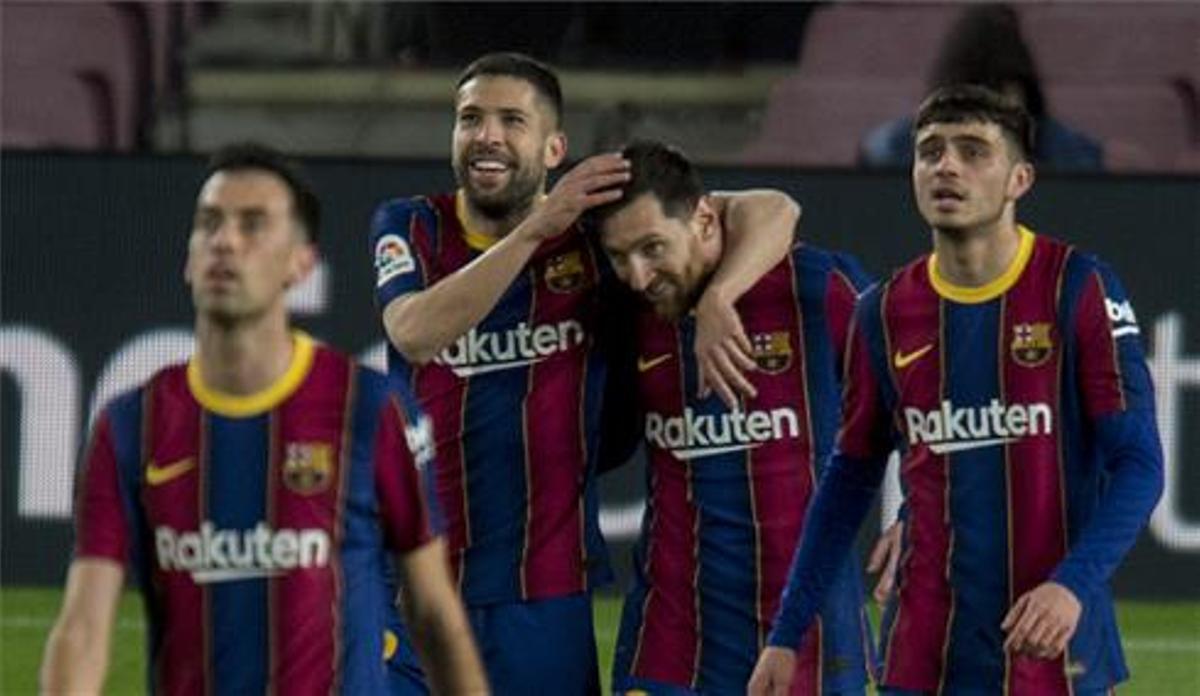 Los jugadores del Barcelona celebran el tanto de Messi