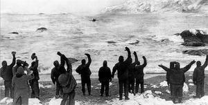 El ’Endurance’, que había zarpado de Londres el 1 de agosto de 1914, encallado y escorado en el hielo antártico.