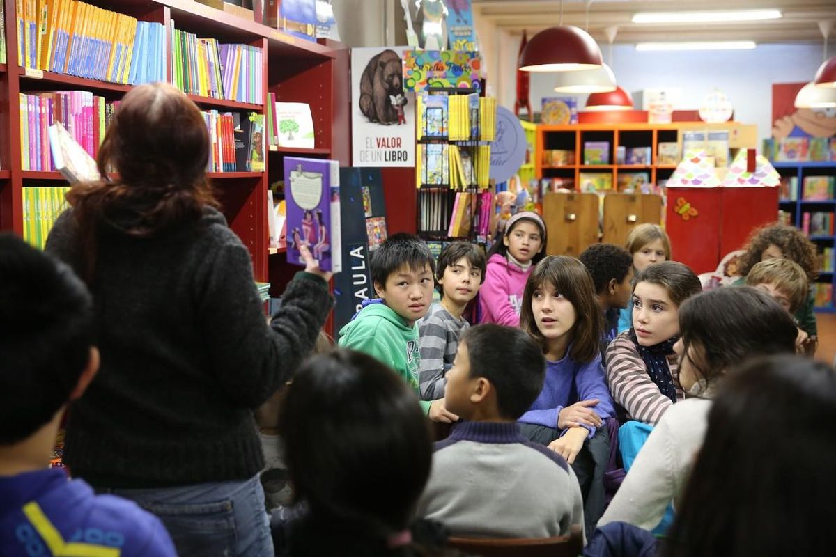 Club de lectura de niños de 11 años en la librería La Caixa d’Eines. Club de lectura de niños de 11 años en la librería La Caixa d’Eines.