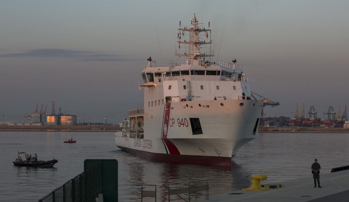 El ’Dattilo’ atraca en el puerto de València con 247 inmigrantes a bordo.