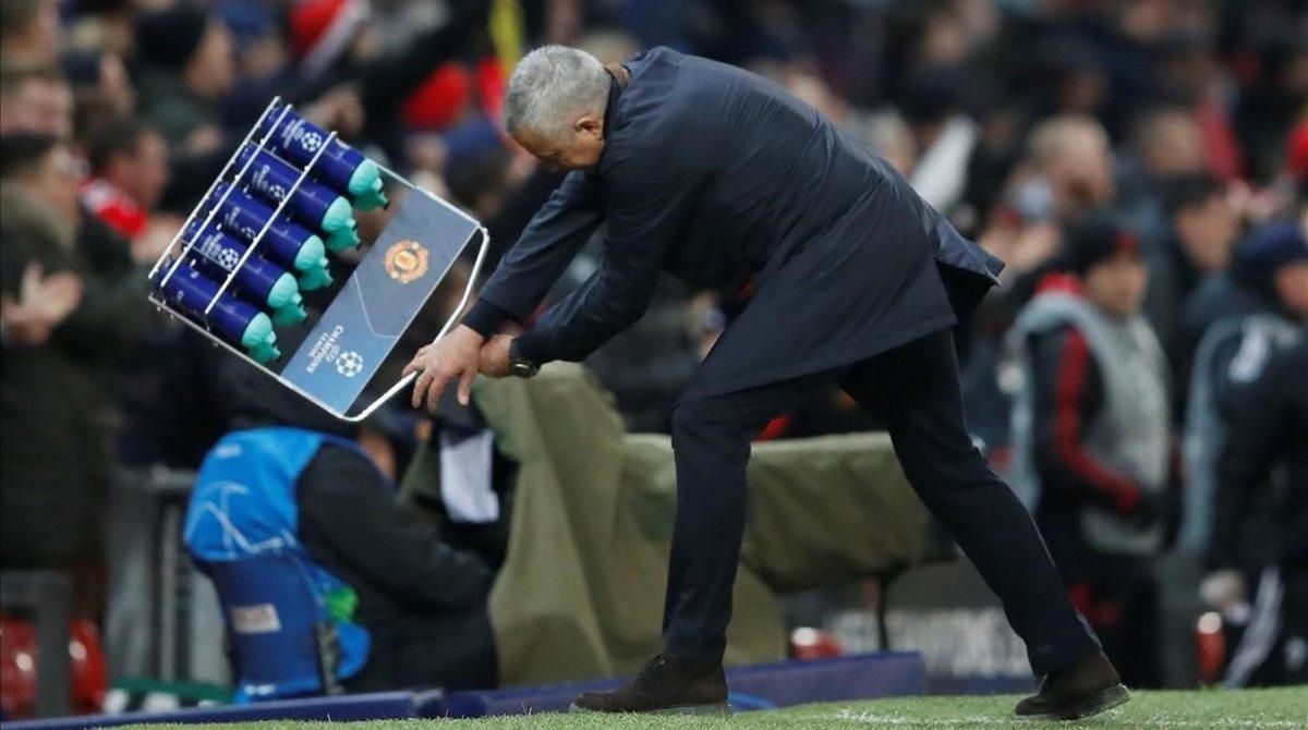 Mourinho celebra un gol del Manchester United contra el Young Boys el pasado martes. Mourinho celebra un gol del Manchester United contra el Young Boys el pasado martes.