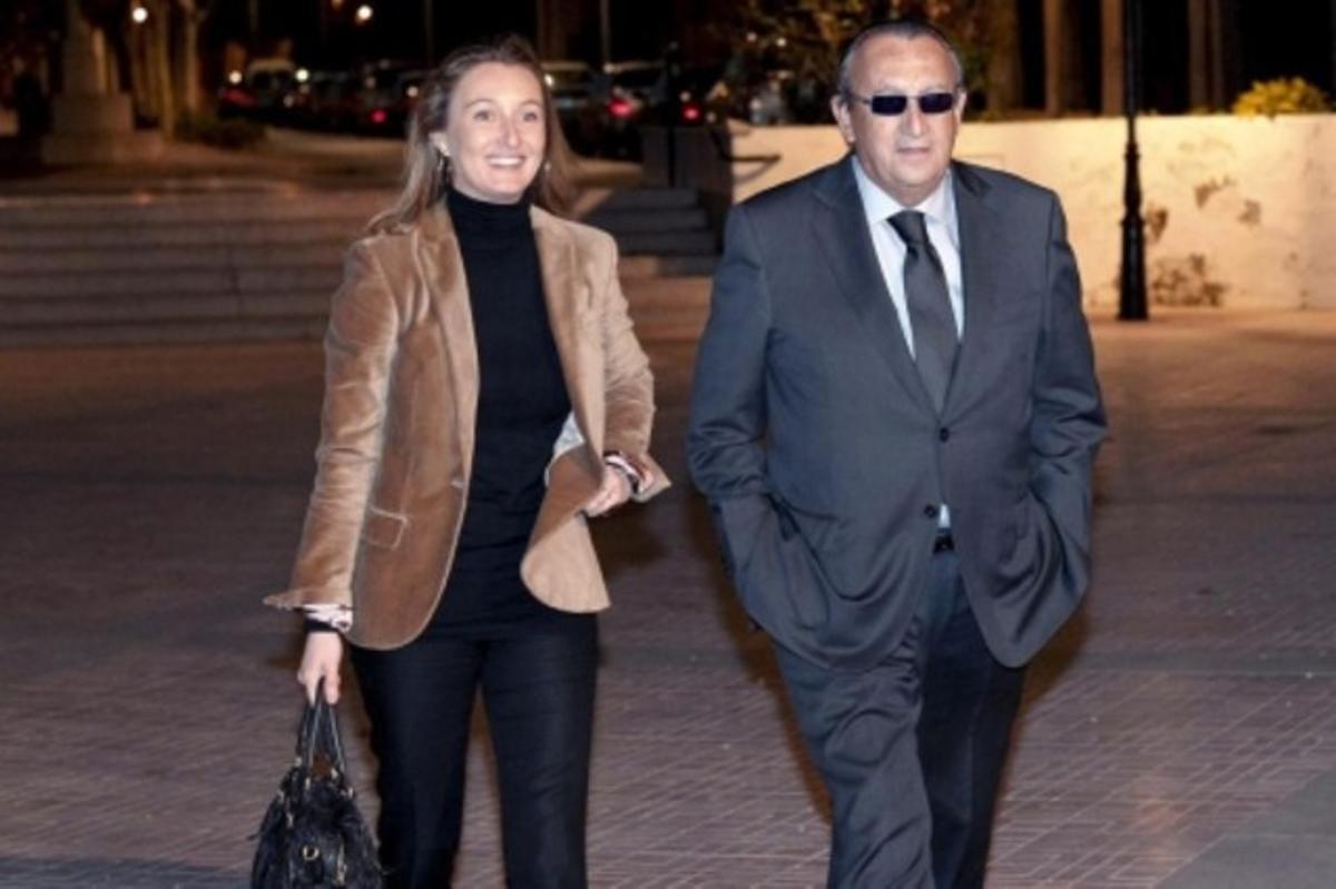 La diputada del Partido Popular Andrea Fabra, acompañada de su padre y expresidente de la Diputación de Castellón, Carlos Fabra