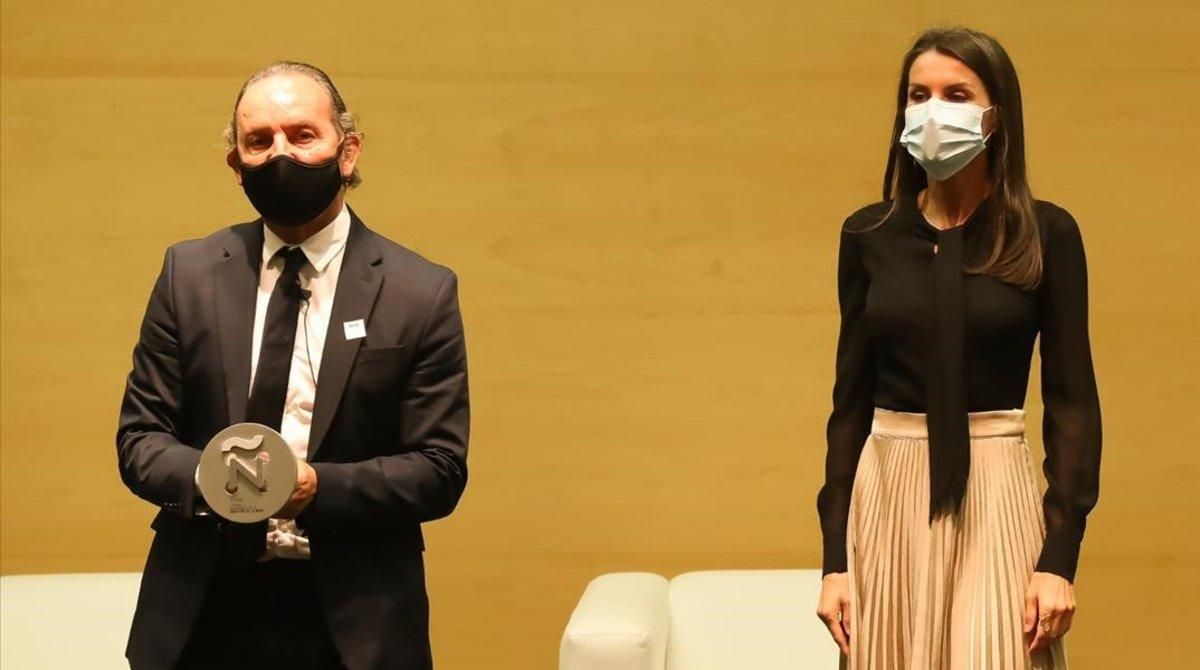 Custo Dalmau recibe el premio, junto a la reina Letizia. Custo Dalmau recibe el premio, junto a la reina Letizia.