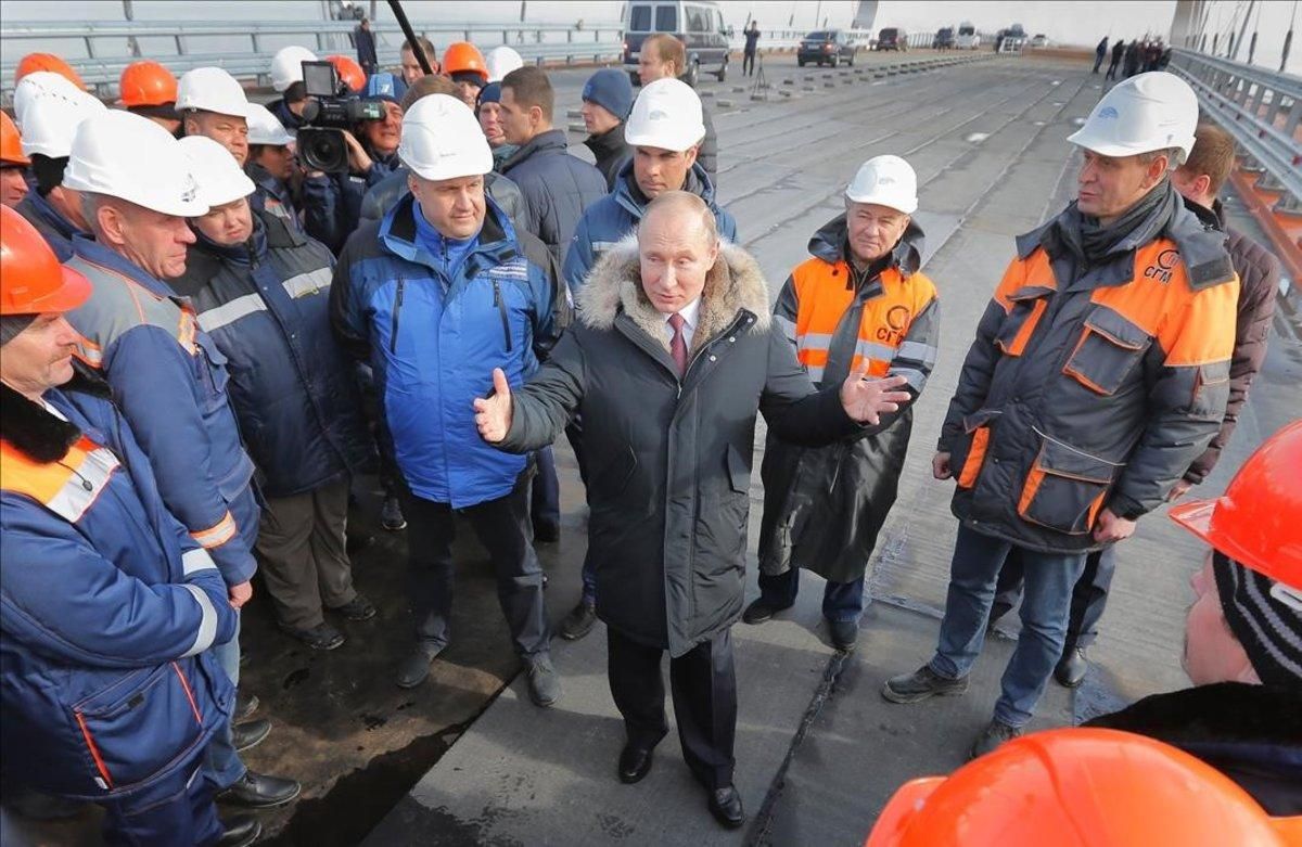El presidente ruso, Vladimir Putin (centro) conversa con varios obreros durante la visita a las obras de construcción del puente de Crimea sobre el estrecho de Kerch, el pasado marzo. El presidente ruso, Vladimir Putin (centro) conversa con varios obreros durante la visita a las obras de construcción del puente de Crimea sobre el estrecho de Kerch, el pasado marzo.