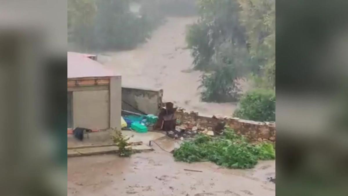 Fuertes inundaciones en Tarragona paralizan carreteras y vías de tren