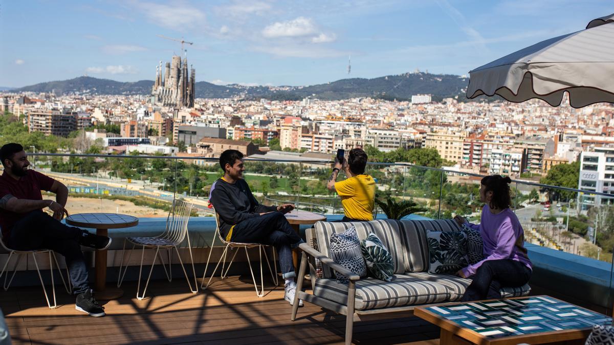 Los hoteles de Barcelona cierran el verano con precios récord, un 15% por encima del 2019. Lo explica el presidente del Gremi d’Hotels de Barcelona, Jordi Clos. En la foto, terraza del hotel The Hoxton, cerca de Glòries.