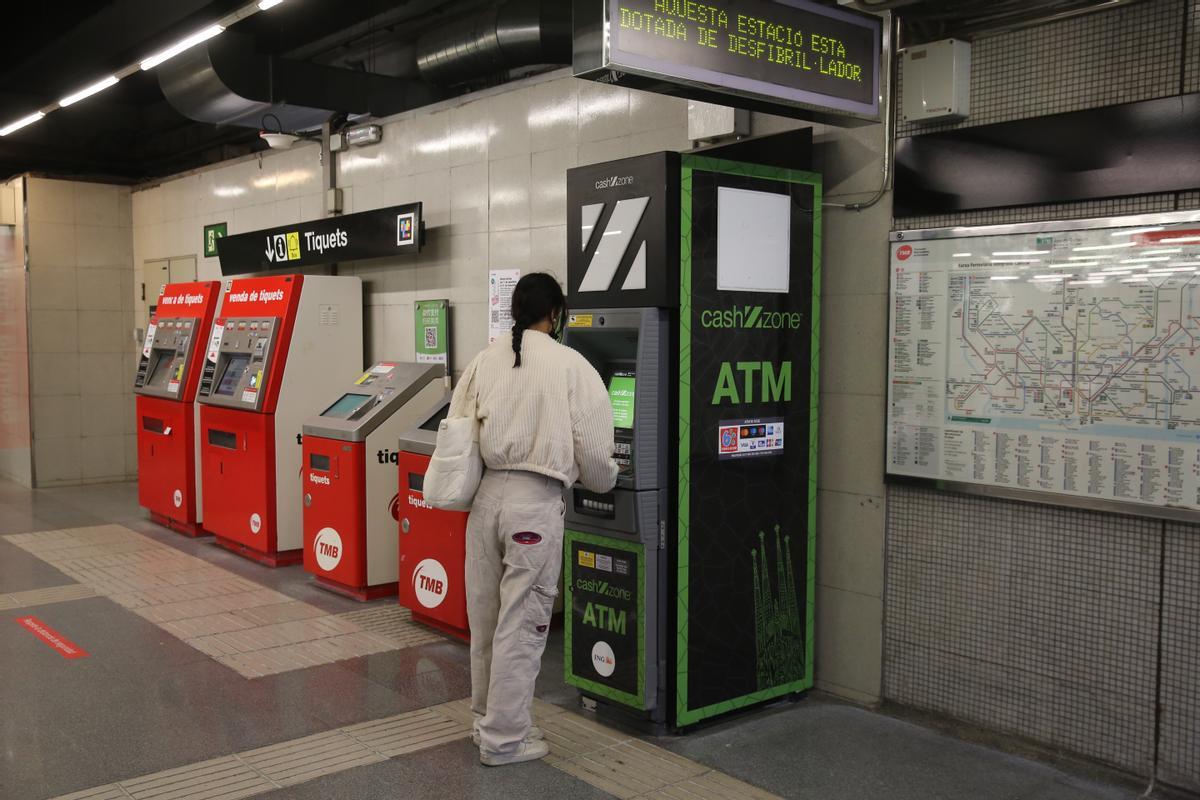 Cajero de la compañía Cardtronics en la estación de metro de Sagrada Família, en Barcelona.