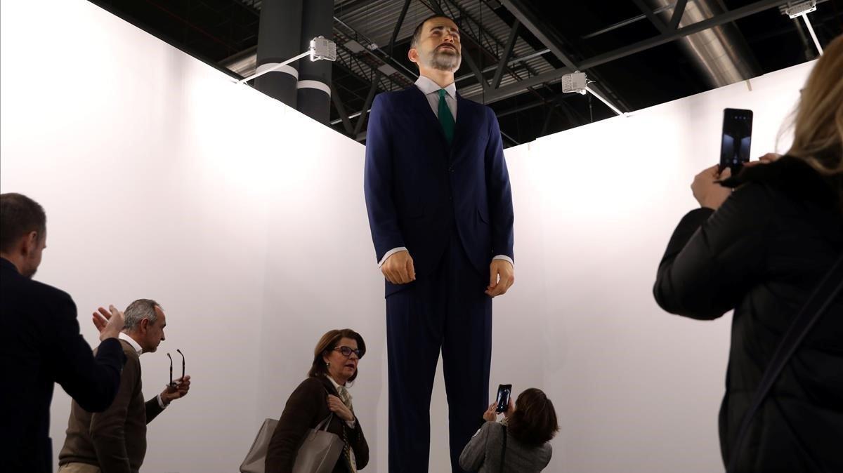 La gente contempla la nueva obra de arte de Santiago Sierra, un ninot del rey