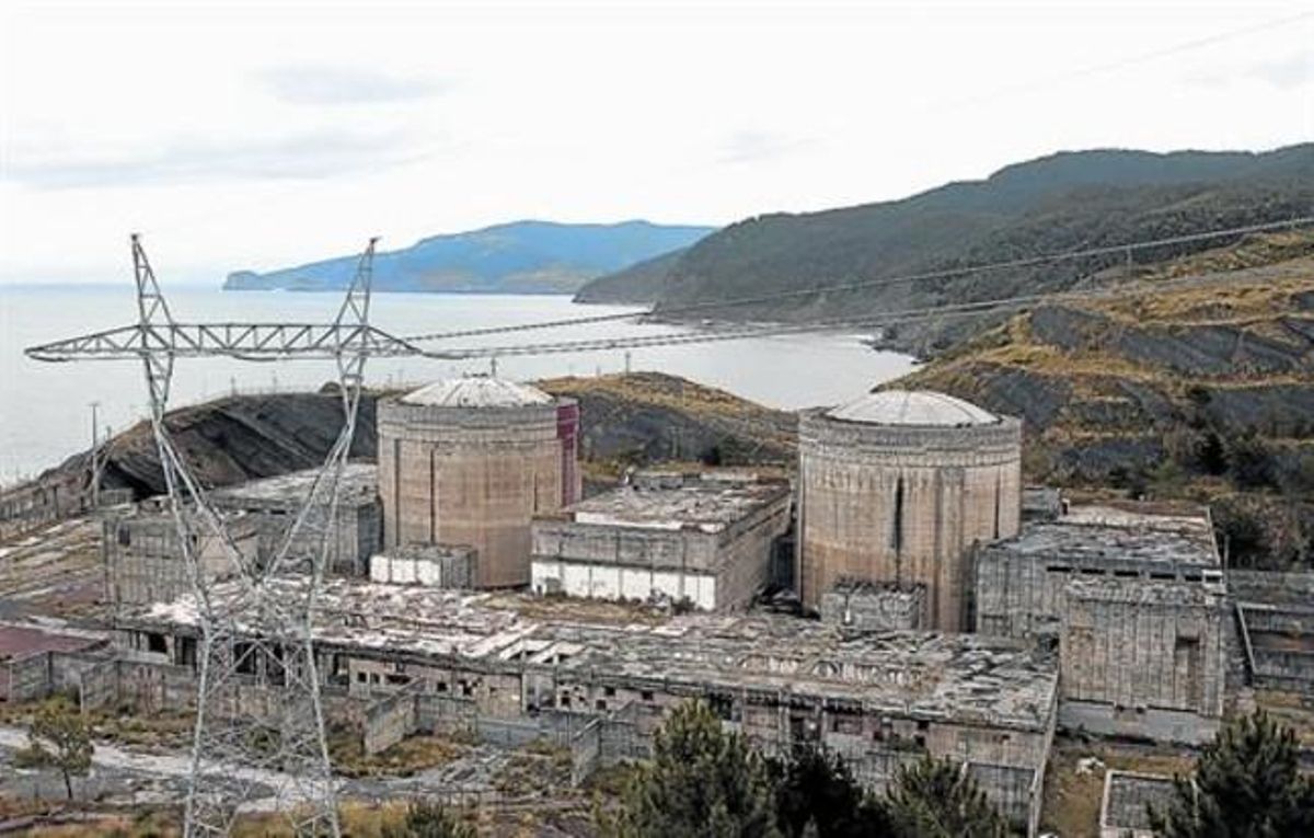 Central inacabada de Lemóniz, por la que se han pagado 2.273,26 millones. Central inacabada de Lemóniz, por la que se han pagado 2.273,26 millones.