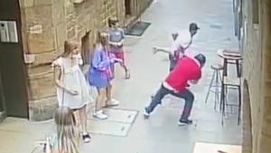 Instante en el que el turista americano es asaltado por un ladrón en Barcelona.