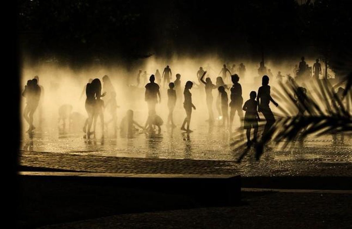Gente refrescándose en unas fuentes al lado del río Manzanares, en Madrid. Gente refrescándose en unas fuentes al lado del río Manzanares, en Madrid.