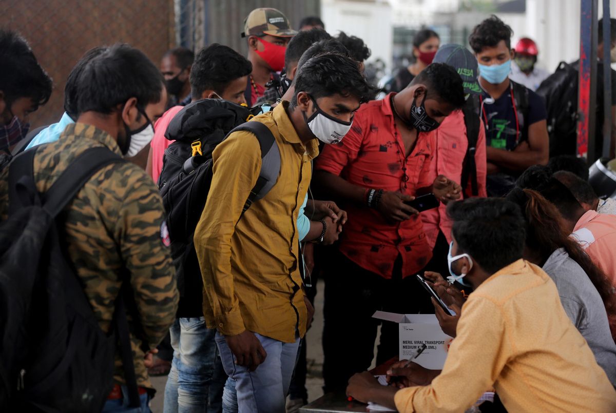 Ciudadanos de Bangalore hacen cola para realizarse test de covid, el lunes. Ciudadanos de Bangalore hacen cola para realizarse test de covid, el lunes.