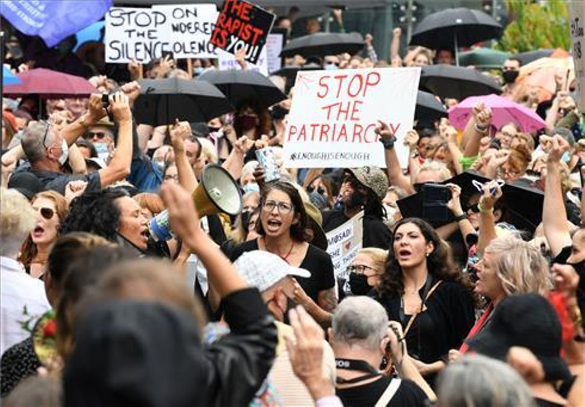 Manifestantes se reúnen durante la Marcha de las Mujeres por la Justicia en Brisbane, Australia, el 15 de marzo de 2021. Manifestantes se reúnen durante la Marcha de las Mujeres por la Justicia en Brisbane, Australia, el 15 de marzo de 2021.