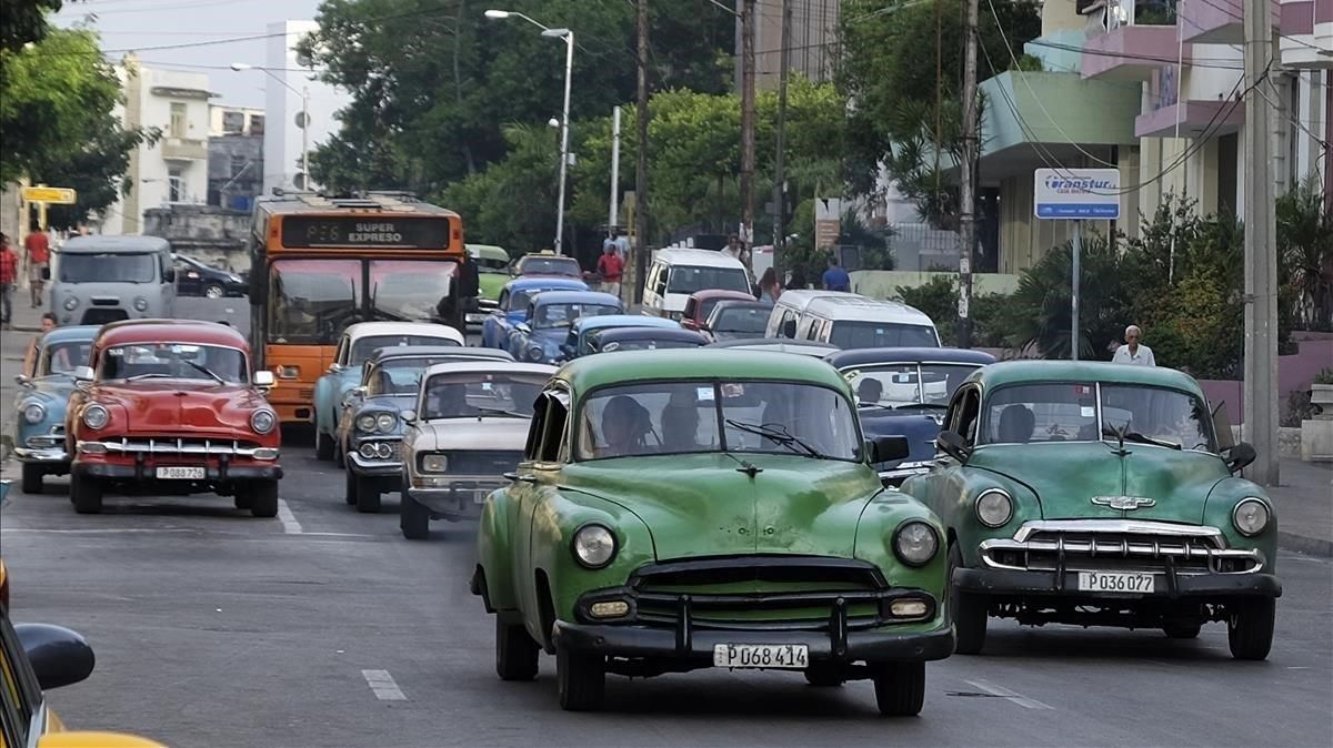 El carburante escasea en Cuba lo que ha provocado la disminución del tráfico en las calles y carreteras de la isla. El carburante escasea en Cuba lo que ha provocado la disminución del tráfico en las calles y carreteras de la isla.